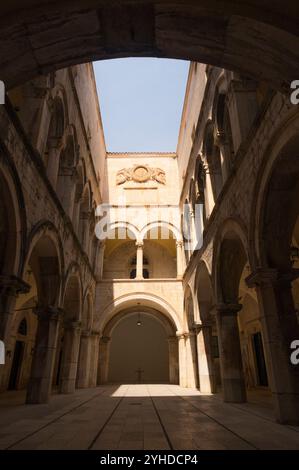 Il cortile interno dell'atrio del Palazzo Sponza (croato: palača Sponza; italiano: Palazzo Sponza), chiamato anche Palazzo Divona. Dubrovnik, Croazia. (138) Foto Stock