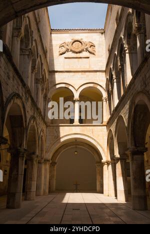 Il cortile interno dell'atrio del Palazzo Sponza (croato: palača Sponza; italiano: Palazzo Sponza), chiamato anche Palazzo Divona. Dubrovnik, Croazia. (138) Foto Stock