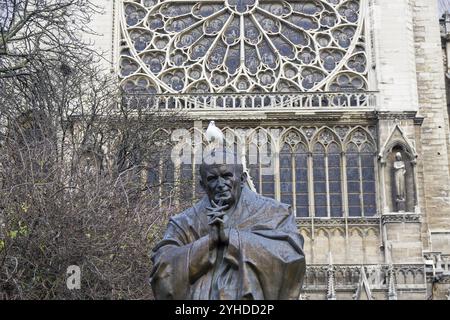 PARIGI, FRANCIA, 17 DICEMBRE 2017: Un gabbiano siede sulla testa della statua del Papa romano Giovanni Paolo II (opera di Zurab Tsereteli). Alla Cathedra Foto Stock