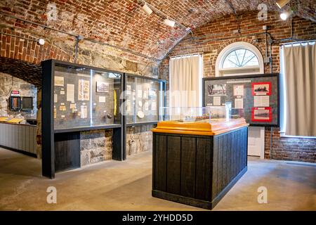 Fort Monroe Museum Exhibit Casemate Hampton Virginia // HAMPTON, Virginia — esposizione del museo ospitata all'interno di un casemate originale a Fort Monroe dimostra la sofisticata architettura militare del più grande forte in pietra d'America. La camera storica, progettata per ospitare l'artiglieria di difesa costiera, ora funge da spazio espositivo conservato. Le imponenti pareti e il soffitto a volta del casemate illustrano le tecniche di ingegneria militare del XIX secolo. Foto Stock