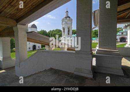 Vista del campanile della chiesa di San Giorgio dal portico della chiesa dell'Ascensione a Kolomenskoye. Mosca, Russia, Europa Foto Stock