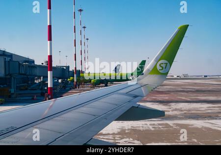 Vladivostok, Russia - 8 febbraio 2021: Una vista dall'ala di un aereo parcheggiato ad un cancello, in attesa della partenza in una giornata di sole Foto Stock