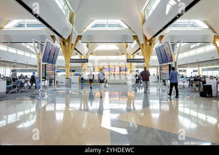 Aeroporto Nazionale Reagan nuovo Terminal Washington DC // WASHINGTON DC - il nuovo terminal presso l'Aeroporto Nazionale Ronald Reagan di Washington presenta un design architettonico contemporaneo con estesi elementi in vetro. Situato lungo il fiume Potomac, appena a sud del centro di Washington, il terminal funge da importante nodo di trasporto per la regione della capitale della nazione. L'Aeroporto Nazionale di Reagan, gestito dalla Metropolitan Washington Airports Authority, gestisce voli nazionali e servizi internazionali limitati per destinazioni in Canada e nei Caraibi. L'espansione del terminale è stata progettata per migliorare il passen Foto Stock