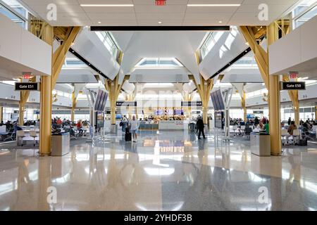 Aeroporto Nazionale Reagan Terminal interno Washington DC // WASHINGTON DC - il nuovo terminal presso l'Aeroporto Nazionale Ronald Reagan di Washington presenta un design architettonico contemporaneo con estesi elementi in vetro. Situato lungo il fiume Potomac, appena a sud del centro di Washington, il terminal funge da importante nodo di trasporto per la regione della capitale della nazione. L'Aeroporto Nazionale di Reagan, gestito dalla Metropolitan Washington Airports Authority, gestisce voli nazionali e servizi internazionali limitati per destinazioni in Canada e nei Caraibi. L'espansione del terminale è stata progettata per migliorare la p Foto Stock
