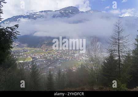 Vista dalla montagna alla stazione sciistica di Mayrhofen. Tirolo, Alpi austriache Foto Stock