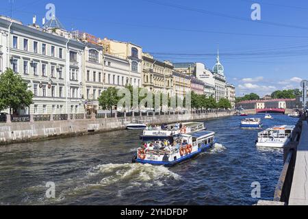 San Pietroburgo, Russia, 16 giugno 2019: Imbarcazioni da diporto e turistiche con turisti sul fiume Moika. Giornata di sole a giugno, Europa Foto Stock