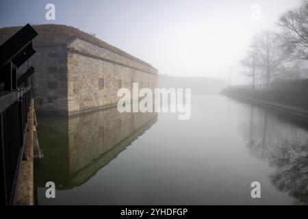 HAMPTON, Virginia - lo storico fossato e le fortificazioni esterne di Fort Monroe, il più grande forte in pietra d'America, emergono attraverso la nebbia mattutina. L'atmosfera Foto Stock