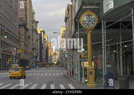 NEW YORK CITY, 23 AGOSTO 2015: Vista lungo la Fifth Avenue dall'incrocio con Broadway verso sud, domenica mattina presto Foto Stock