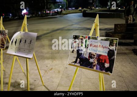 Gaziantep, Turkiye. 21 ottobre 2023. Nella città meridionale turca di Gaziantep si tiene una mostra all'aperto di foto delle vittime del pesante bombardamento israeliano in corso a Gaza. L'evento mirava a esprimere solidarietà ai palestinesi a Gaza, sferrati da incessanti bombardamenti israeliani per il 15° giorno consecutivo Foto Stock