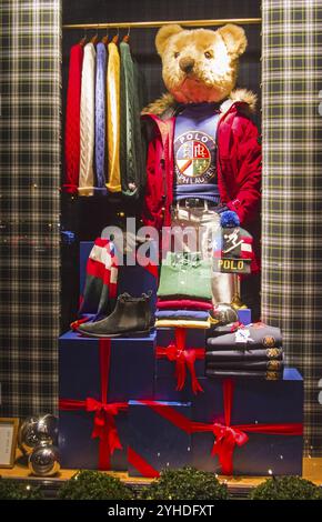 Parigi, Francia, 20 dicembre 2018: Grande orsacchiotto alla finestra di un costoso negozio di abbigliamento, l'Europa Foto Stock