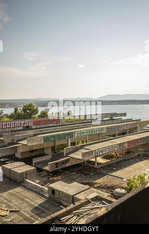 Un posto abbandonato, un hotel a posto perduto degli anni '70 Distrutto e abbandonato. Scattata in serata davanti al tramonto. Haludovo Palace Hotel, Krk, Cro Foto Stock