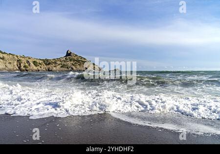 Surf forte su una spiaggia sabbiosa. La piccola baia sul Mar Nero. Crimea Foto Stock