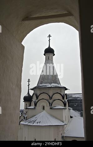 Veduta della Chiesa dell'assunzione nell'arco campanile del monastero di Sant'Eutimio. Suzdal, Russia, Europa Foto Stock