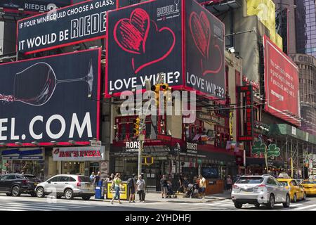 NEW YORK CITY, 20 AGOSTO 2017: Manhattan, New York. Settima Avenue all'incrocio con West 49th Street. Abbondanza di cartelloni. Somme assolate Foto Stock