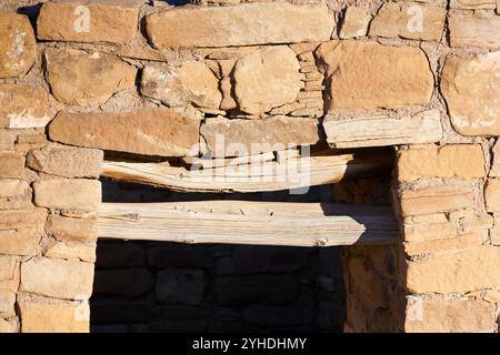 Una foto astratta di una porta alle rovine di Pueblo Bonito al Chaco Culture National Historic Park, New Mexico. Foto Stock