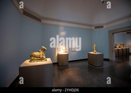 WASHINGTON DC, Stati Uniti: Le gallerie di scultura del National Museum of Asian Art mostrano secoli di tradizioni scultoree asiatiche attraverso mostre accuratamente curate. Gli spazi espositivi nelle gallerie Freer e Sackler presentano ambienti di conservazione all'avanguardia. Le gallerie presentano opere che spaziano da intime figure religiose a monumentali sculture in pietra. Foto Stock