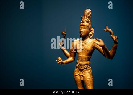 Shiva Vinadhara Bronze Sculpture National Museum of Asian Art Washington DC // WASHINGTON DC — Una scultura in bronzo raffigurante Shiva come Vinadhara (giocatore del liuto) del periodo della dinastia Chola è esposta al National Museum of Asian Art Creato intorno al 950 d.C. a Tamil Nadu, India, questo bronzo sacro rappresenta la divinità nella sua forma musicale. La dinastia Chola, che governò l'India meridionale dal IX al XIII secolo, è rinomata per le sue sofisticate tecniche di fusione del bronzo e l'arte religiosa. Il National Museum of Asian Art, parte dello Smithsonian Institution, ospita una delle multe Foto Stock