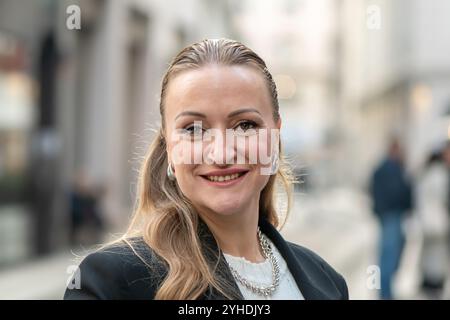 Ritratto estetico di una donna felice di 35-40 anni, con un aspetto europeo, contro un paesaggio urbano. Foto Stock