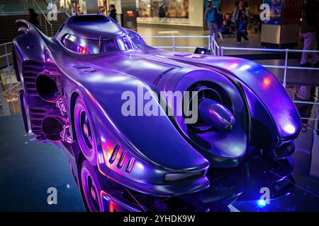 WASHINGTON DC, Stati Uniti — la Batmobile del 1989 tratta dal film "Batman" di Tim Burton, disegnata da Anton Furst, è esposta in una mostra temporanea allo Smithsonian National Museum of American History. Costruito su un telaio Chevrolet Impala, il veicolo presenta influenze Art Deco ed elementi di design ispirati alle razze Salt Flat Racers e Corvette degli anni '1950. Questa elica usata per lo schermo è in prestito dalla Warner Bros. Foto Stock