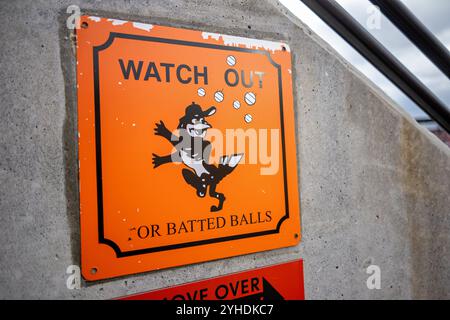 BALTIMORE, Maryland - Una partita di baseball si svolge all'Oriole Park a Camden Yards, sede dei Baltimore Orioles. Lo stadio, aperto nel 1992, ha stabilito lo standard per il design retrò-classico del campo da baseball nella Major League Baseball. Il caratteristico B&o Warehouse del campo da baseball fa da sfondo. Foto Stock