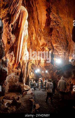 QUICKSBURG, Virginia - Shenandoah Caverns, scoperte nel 1884 durante le operazioni di estrazione della ferrovia nella proprietà di Abraham Neff, presenta ampie formazioni rocciose calcaree accessibili tramite ascensore. Le caverne, sviluppate per il turismo nel 1922 da Hunter Chapman, rimangono l'unica grotta in Virginia con accesso tramite ascensore. Il sistema di grotte mostra formazioni naturali, tra cui stalattiti, stalagmiti e pietre di fiori, attraverso i suoi passaggi sviluppati. Foto Stock