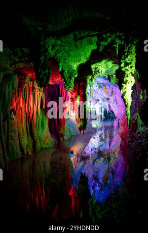 QUICKSBURG, Virginia - luci colorate illuminano le formazioni naturali all'interno delle grotte di Shenandoah, migliorando il dramma visivo del li sotterraneo Foto Stock