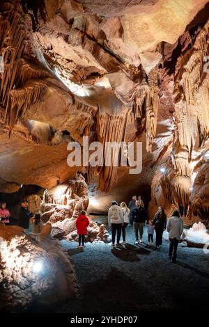 QUICKSBURG, Virginia - Shenandoah Caverns, scoperte nel 1884 durante le operazioni di estrazione della ferrovia nella proprietà di Abraham Neff, presenta ampie formazioni rocciose calcaree accessibili tramite ascensore. Le caverne, sviluppate per il turismo nel 1922 da Hunter Chapman, rimangono l'unica grotta in Virginia con accesso tramite ascensore. Il sistema di grotte mostra formazioni naturali, tra cui stalattiti, stalagmiti e pietre di fiori, attraverso i suoi passaggi sviluppati. Foto Stock