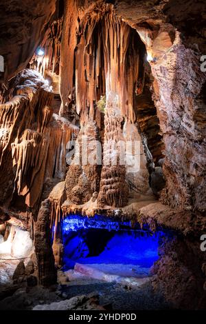 QUICKSBURG, Virginia - Shenandoah Caverns, scoperte nel 1884 durante le operazioni di estrazione della ferrovia nella proprietà di Abraham Neff, presenta ampie formazioni rocciose calcaree accessibili tramite ascensore. Le caverne, sviluppate per il turismo nel 1922 da Hunter Chapman, rimangono l'unica grotta in Virginia con accesso tramite ascensore. Il sistema di grotte mostra formazioni naturali, tra cui stalattiti, stalagmiti e pietre di fiori, attraverso i suoi passaggi sviluppati. Foto Stock