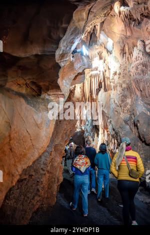 QUICKSBURG, Virginia - Shenandoah Caverns, scoperte nel 1884 durante le operazioni di estrazione della ferrovia nella proprietà di Abraham Neff, presenta ampie formazioni rocciose calcaree accessibili tramite ascensore. Le caverne, sviluppate per il turismo nel 1922 da Hunter Chapman, rimangono l'unica grotta in Virginia con accesso tramite ascensore. Il sistema di grotte mostra formazioni naturali, tra cui stalattiti, stalagmiti e pietre di fiori, attraverso i suoi passaggi sviluppati. Foto Stock