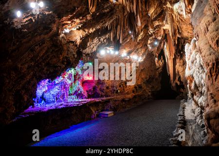 QUICKSBURG, Virginia - luci colorate illuminano le formazioni naturali all'interno delle grotte di Shenandoah, migliorando il dramma visivo delle caratteristiche calcaree sotterranee. La posizione strategica delle luci in tutto il sistema di grotte mette in risalto le consistenze e le dimensioni delle stalattiti, delle stalagmiti e delle formazioni di pietra, creando un'atmosfera coinvolgente per i visitatori che esplorano le caverne. Foto Stock