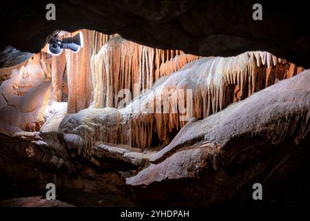 QUICKSBURG, Virginia - Shenandoah Caverns, scoperte nel 1884 durante le operazioni di estrazione della ferrovia nella proprietà di Abraham Neff, presenta ampie formazioni rocciose calcaree accessibili tramite ascensore. Le caverne, sviluppate per il turismo nel 1922 da Hunter Chapman, rimangono l'unica grotta in Virginia con accesso tramite ascensore. Il sistema di grotte mostra formazioni naturali, tra cui stalattiti, stalagmiti e pietre di fiori, attraverso i suoi passaggi sviluppati. Foto Stock