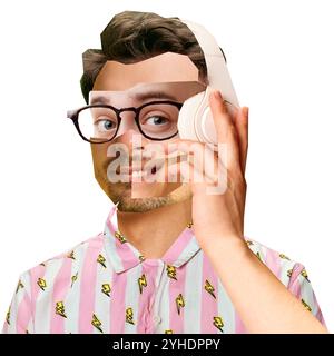 Collage d'arte contemporanea. Ritratto fatto di diversi pezzi di volti con uomo con occhiali e cuffie. Individualità e cultura digitale Foto Stock
