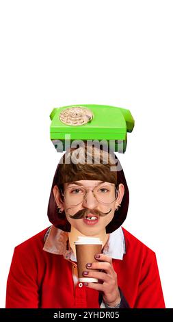 Collage d'arte contemporanea. Ritratto realizzato con diversi pezzi di volti dallo stile eccentrico, con la persona con il telefono rotante verde sulla testa e. Foto Stock