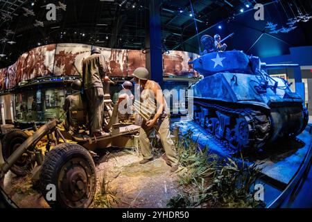 FORT BELVOIR, Virginia - la mostra M1 Bofors Anti-Aircraft Gun al National Museum of the United States Army espone una delle armi antiaeree più usate della seconda guerra mondiale. Adottato dall'esercito degli Stati Uniti nel 1941, questo cannone da 40 mm di progettazione svedese fu modificato per la produzione americana. Il display è caratterizzato da complessi sistemi meccanici della pistola e da una piattaforma rotante a 360 gradi. Foto Stock