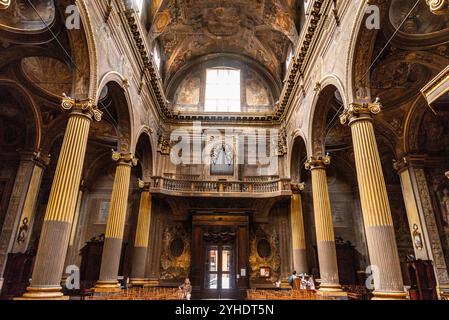 Architettura e interni della chiesa di San Bartolomeo e Gaetano, Bologna, Italia Foto Stock