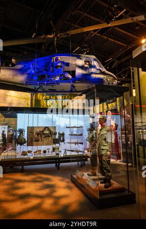 FORT BELVOIR, Virginia - la mostra di elicotteri UH-1 Iroquois "Huey" al Museo Nazionale dell'esercito degli Stati Uniti mostra gli iconici aerei della guerra del Vietnam. Schierato per la prima volta in Vietnam nel 1962 come ambulanze aeree, il versatile Huey svolse molteplici ruoli, tra cui assalto aereo, evacuazione medica e missioni di attacco al suolo. Il display riporta le specifiche tecniche dell'aeromobile e le configurazioni di combattimento. Foto Stock