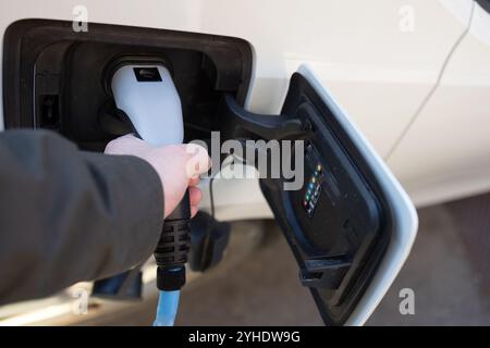 Auto elettrica in fase di ricarica Foto Stock