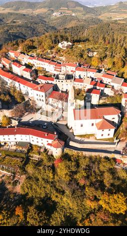 Veduta aerea di Štanjel: La gemma storica della Slovenia Foto Stock