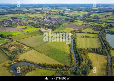 Luftbild, Fluss Lippe mit Brücke Haarener Weg, Fluss Lippemäander und Haarener Lippeaue, Wiesen und Felder mit herbstlichen Bäumen und Farben, Blick auf den Ortsteil Dolberg, Fernsicht und Windräder, Uentrop, Hamm, Ruhrgebiet, Nordrhein-Westfalen, Deutschland ACHTUNGxMINDESTHONORARx60xEURO *** Vista aerea, fiume Lippe con ponte Haarener Weg, fiume Lippe meander e pianura alluvionale Haarener Lippe, prati e campi con alberi e colori autunnali, veduta del distretto di Dolberg, vista distante e turbine eoliche, Uentrop, Hamm, zona della Ruhr, Renania settentrionale-Vestfalia, Germania ATTENTIONxMINDESTHONORARx60xEURO Foto Stock