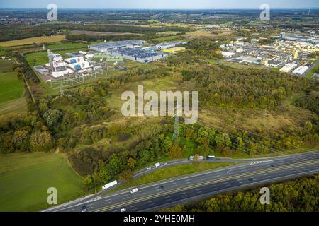 Luftbild, Autobahn A2 und Rastplatz IM großen Klei, Wiesenfläche und Gewerbegebiet Trianelstraße mit picnic Logistik und Arvato Logistikdienst, Solardach, Deutsche Post DHL Zustellzentrum Hamm, Reiling Kunstststoff Recycling GmbH, Trianel Gaskraftwerk Hamm GmbH, hinten das Gewerbegebiet Frielinghauser Straße Deutschland ACHTUNGxMINDESTHONORARx60xEURO *** Vista aerea, autostrada A2 e area di sosta IM großen Klei, area prato e zona industriale Trianelstraße con picnic Logistik e Arvato Logis Foto Stock