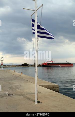 Traghetto ad alta velocità Aero 2, con partenza dal porto di Megalochori e dal porto dei traghetti, isola di Agistri, gruppo delle Isole Saroniche, Grecia, Europa. 2023 Foto Stock