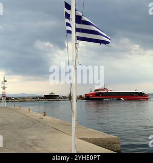 Traghetto ad alta velocità Aero 2, con partenza dal porto di Megalochori e dal porto dei traghetti, isola di Agistri, gruppo delle Isole Saroniche, Grecia, Europa. 2023 Foto Stock