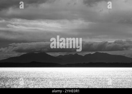 Vista dall'area di Skelmorlie attraverso il Firth of Clyde verso Bute e le montagne di Glenmore Ayrshire Scozia Regno Unito. Settembre 2024 Foto Stock