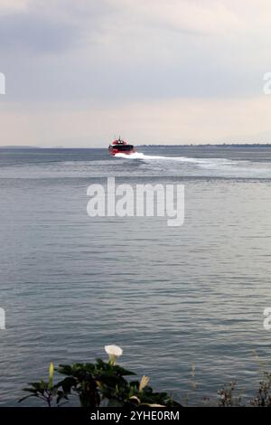 Traghetto ad alta velocità Aero 2, con partenza dal porto di Megalochori e dal porto dei traghetti, isola di Agistri, gruppo delle Isole Saroniche, Grecia, Europa. 2023 Foto Stock