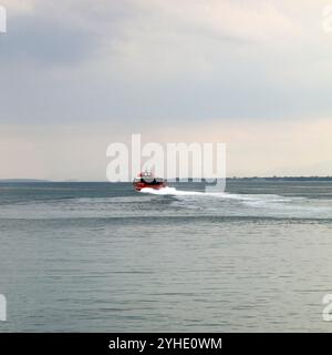 Traghetto ad alta velocità Aero 2, con partenza dal porto di Megalochori e dal porto dei traghetti, isola di Agistri, gruppo delle Isole Saroniche, Grecia, Europa. 2023 Foto Stock