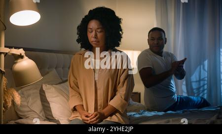 La coppia litiga la triste donna afroamericana si sente disperata gelosa marito arrabbiato uomo che urla accusando urla urla parlando con la moglie rompere Foto Stock
