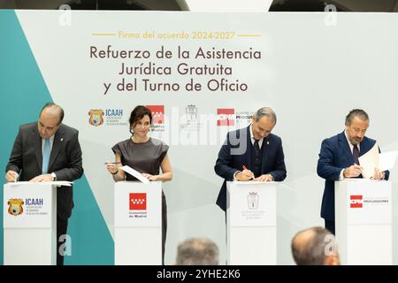 Madrid, Madrid, SPAGNA. 11 novembre 2024. ISABEL DIAZ AYUSO, presidente della Comunità di Madrid insieme a EUGENIO RLBON, decano dell'ordine degli Avvocati di Madrid, ALBERTO GARCIA BARRENECHEA, decano dell'ordine degli Avvocati di Madrid e ANGEL F. LLAMAS LUENGO, decano dell'ordine degli Avvocati di AlcalÃ¡ de Henares (immagine di credito: © Ignacio Lopez Isasmendi/ZUMA Press Wire) SOLO USO EDITORIALE! Non per USO commerciale! Foto Stock