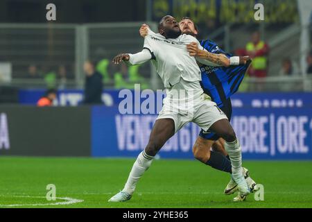 Milano, Italia. 10 novembre 2024. (L-R) Romelu Lukaku della SSC Napoli gareggia per il pallone con Francesco Acerbi dell'FC Internazionale durante la partita di calcio di serie A 2024/25 tra FC Internazionale e SSC Napoli allo Stadio San Siro crediti: dpa/Alamy Live News Foto Stock