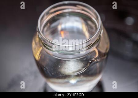 Dopo la sterilizzazione, il vaso in vetro riempito di acqua calda Foto Stock