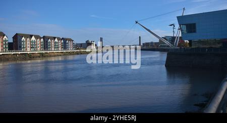Sul lungofiume della città di Newport, con l'alta marea su un fiume fermo Usk. Con kutaisi Bridge sullo sfondo Foto Stock